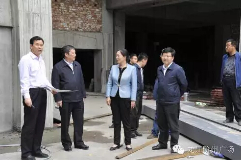 市長陳青，副市長王月成陪同省電力投資集團(tuán)公司總經(jīng)理李輝一行深入階州廣場視察