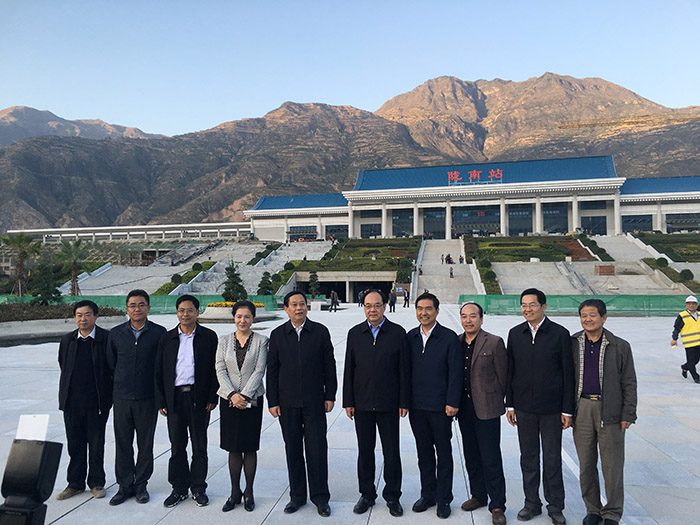 全國、省市政協(xié)委員體驗(yàn)蘭渝鐵路、視察階州廣場