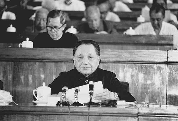 關(guān)于堅(jiān)持和發(fā)展中國(guó)特色社會(huì)主義的幾個(gè)問題