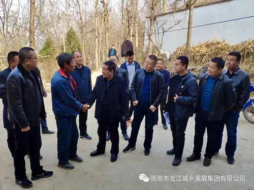 市龍江集團(tuán)在文縣橋頭鎮(zhèn)安子坡村開展“解難題、辦實(shí)事、送溫暖”活動(dòng)