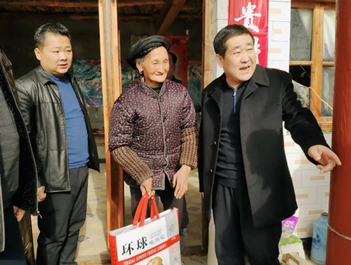 市龍江集團(tuán)在文縣橋頭鎮(zhèn)安子坡村開展“解難題、辦實(shí)事、送溫暖”活動(dòng)