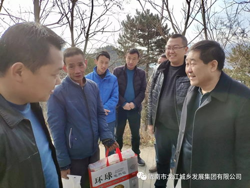 市龍江集團(tuán)在文縣橋頭鎮(zhèn)安子坡村開展“解難題、辦實(shí)事、送溫暖”活動(dòng)