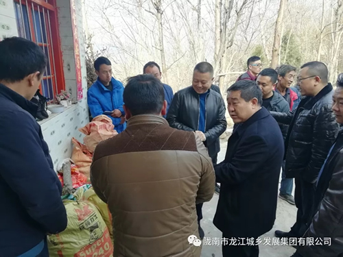 市龍江集團(tuán)在文縣橋頭鎮(zhèn)安子坡村開展“解難題、辦實(shí)事、送溫暖”活動(dòng)