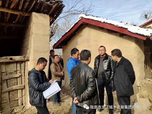 市龍江集團(tuán)在文縣橋頭鎮(zhèn)安子坡村開展“解難題、辦實(shí)事、送溫暖”活動(dòng)