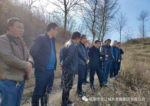 市龍江集團(tuán)在文縣橋頭鎮(zhèn)安子坡村開展“解難題、辦實(shí)事、送溫暖”活動(dòng)