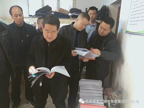 市龍江集團(tuán)在文縣橋頭鎮(zhèn)安子坡村開展“解難題、辦實(shí)事、送溫暖”活動(dòng)