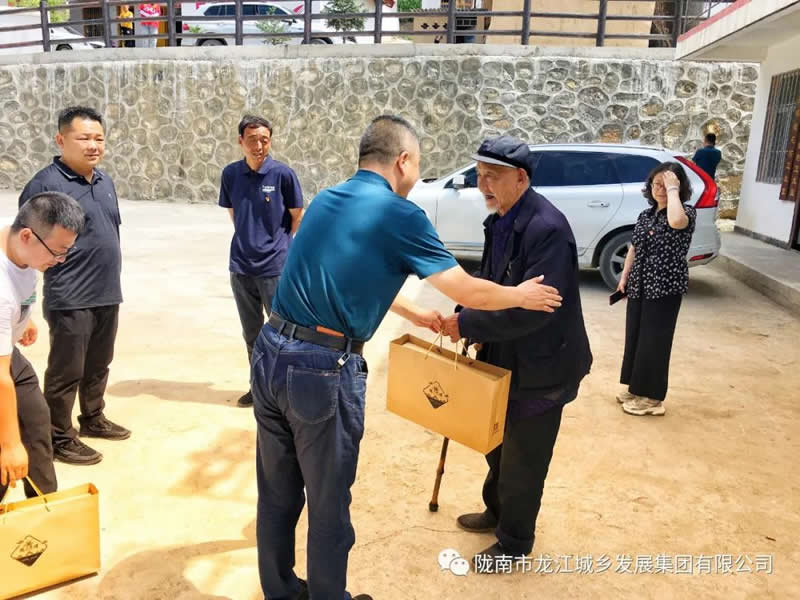 “感黨恩、憶黨史”，--市龍江城鄉(xiāng)發(fā)展集團公司開展慶祝建黨99周年主題黨日活動